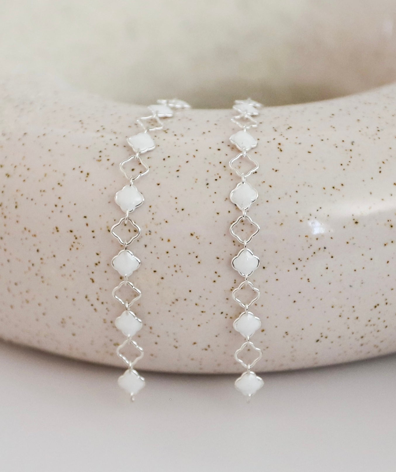 1+1 Clover Chain - White